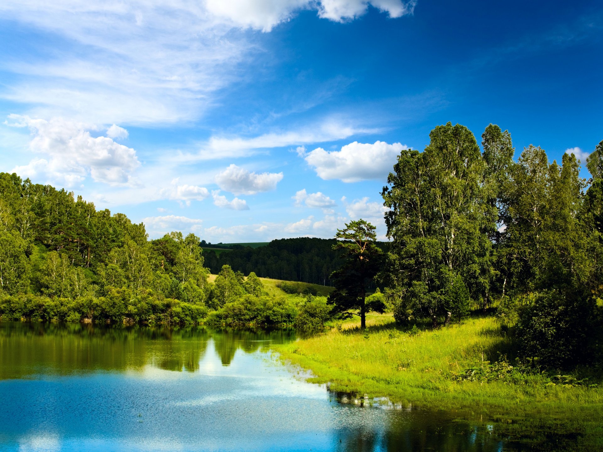 spiegel see landschaft blauer himmel wald bäume wolken blau himmel see wasser reflexion