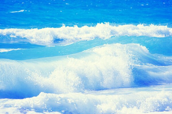 Les vagues de l océan bleu se brisent sur le rivage