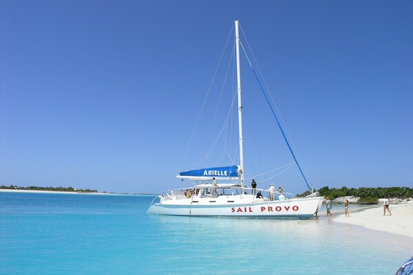 Ozean und Yacht Küste und Strand