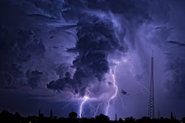 La fuerza de la naturaleza, un rayo en el cielo