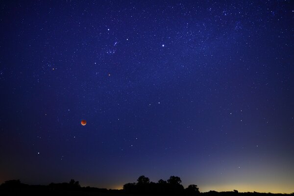 Cielo Nocturno azul con Luna y estrellas