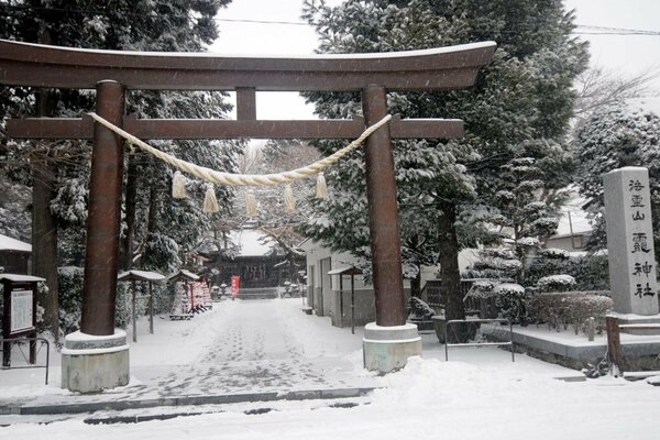 В Японии выпал снег яркость страны ушла