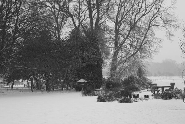 Beau paysage d hiver. Aire de jeux avec chaises