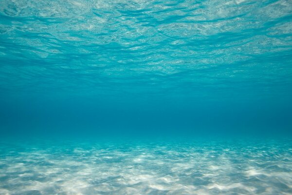 Azurblaues Meer mit Sandboden