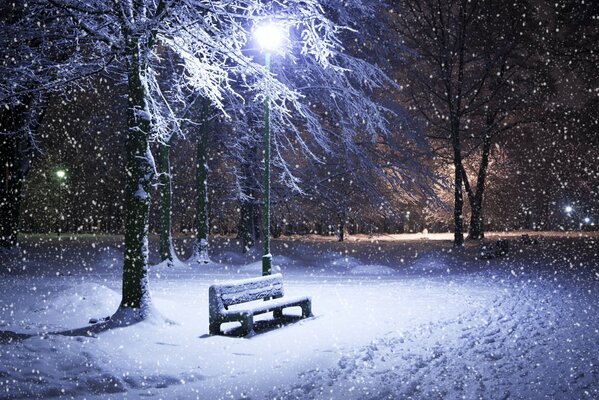 Einsamer Laden unter einer Laterne im Winter