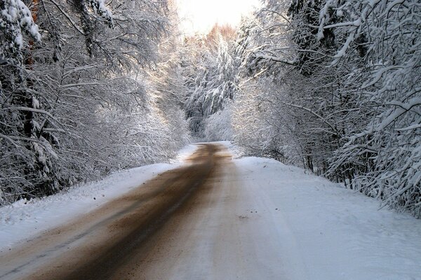 Strada cosparsa di sabbia in una giornata nevosa