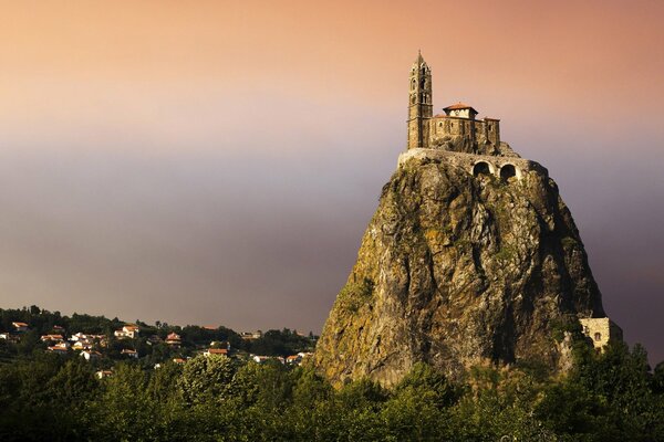 Construyó un castillo en la cima de la montaña