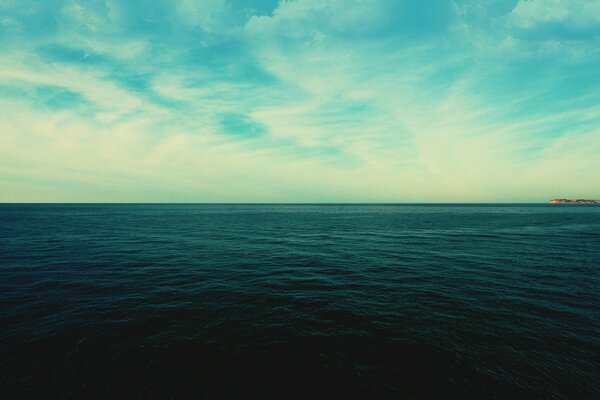 Paesaggio di calma Marina e cielo blu