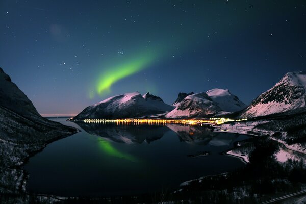 Aurora boreale tra montagne e stelle