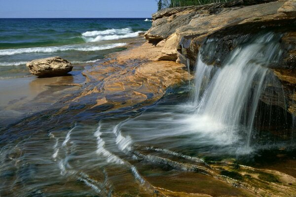 Water flows into the sea from the mountains