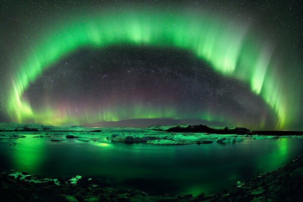 La Aurora boreal en Islandia se refleja en el lago