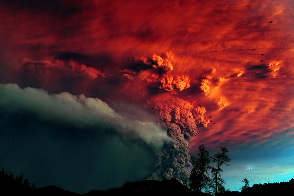 Éruption volcanique dans le ciel rouge