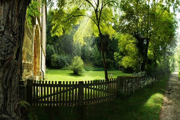 Recinzione che corre lungo la strada, tempio