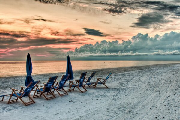 Chaises longues sur la plage de sable blanc