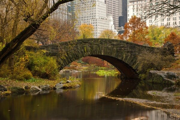 New Yorker Brücke im Frühling im Hintergrund der Stadt