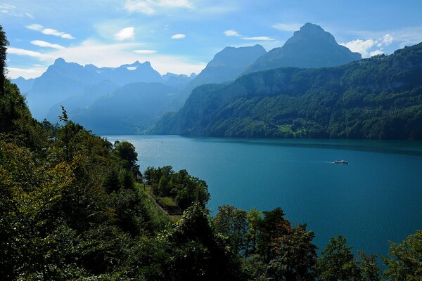 Schiff auf der Oberfläche eines Bergsees