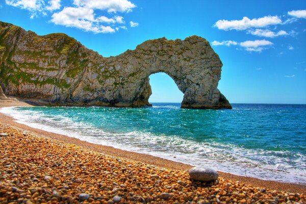 Plage rocheuse près du rocher