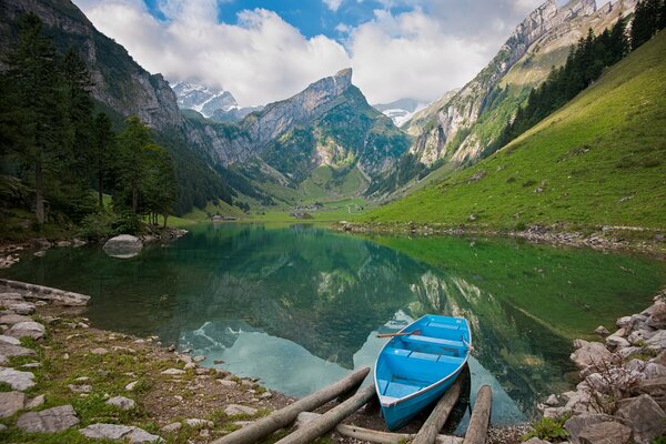 Ein kristallklarer See inmitten der Berge