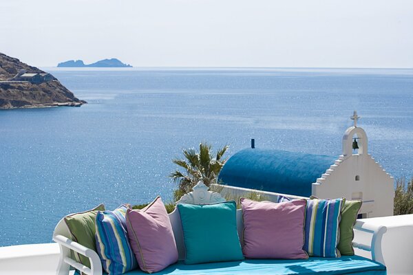 CANAPÉ AVEC COUSSINS POUR SE DÉTENDRE AVEC VUE SUR LA MER