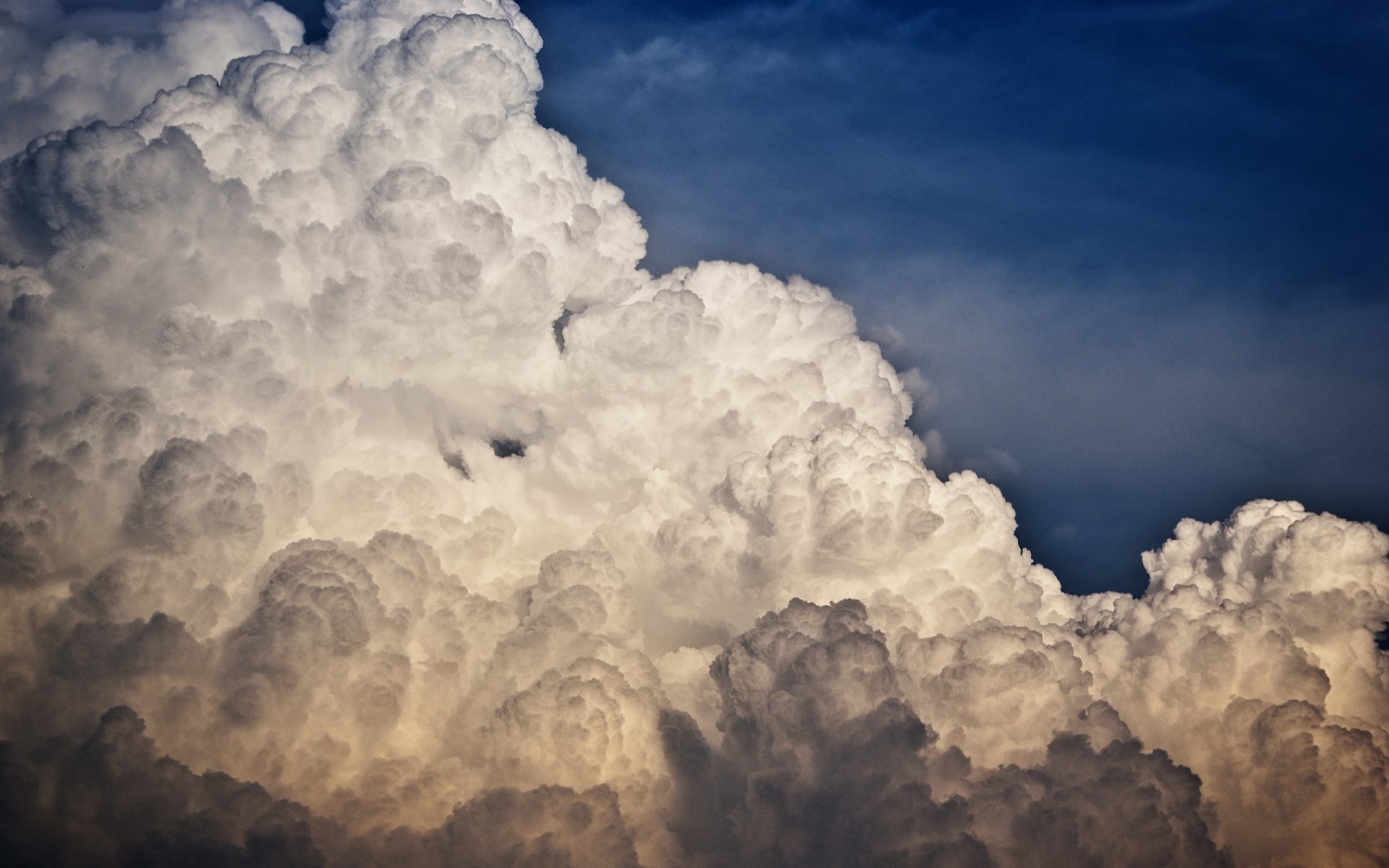 densas nubes cielo