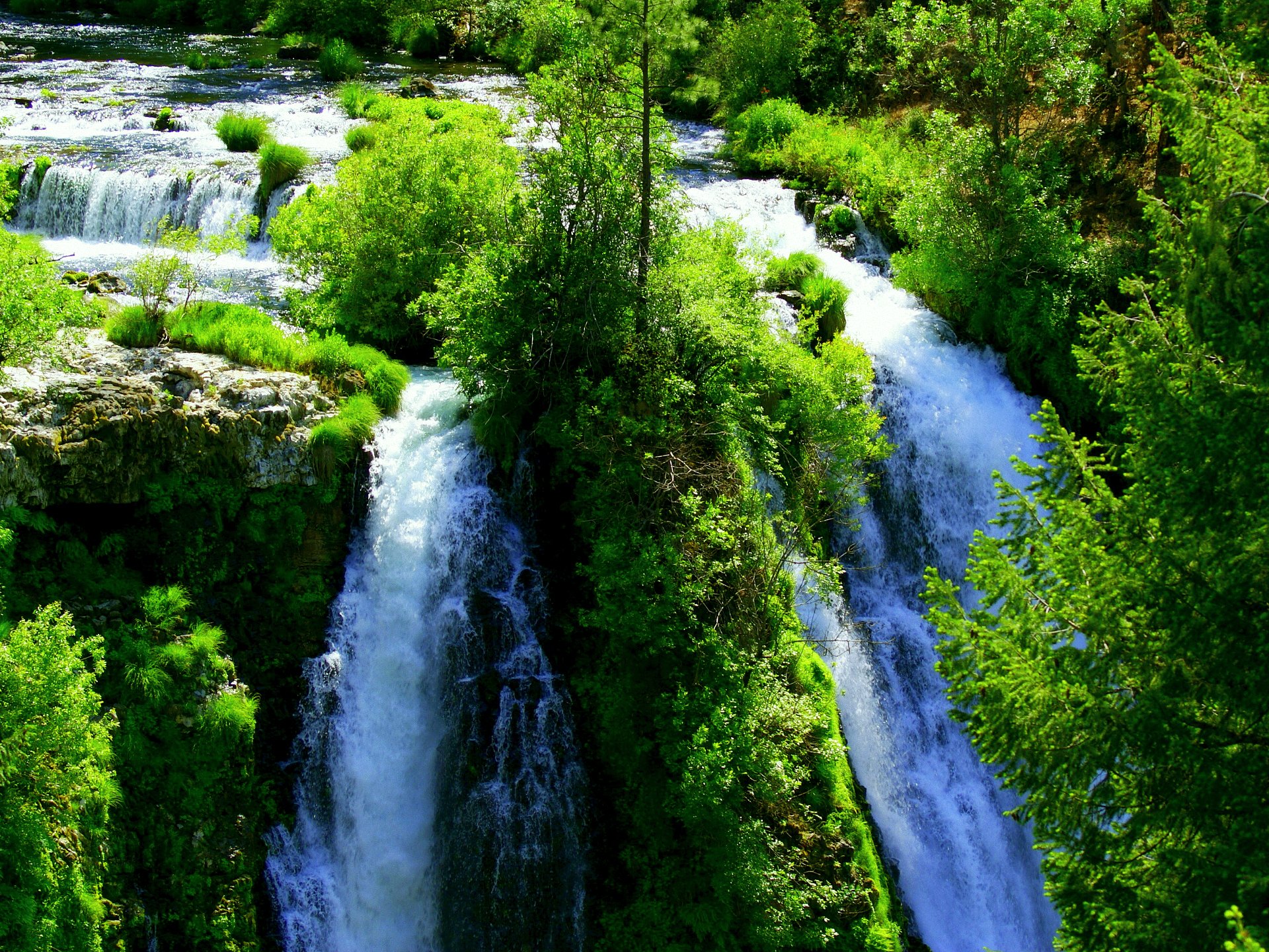 cascada agua mucho verde brillante