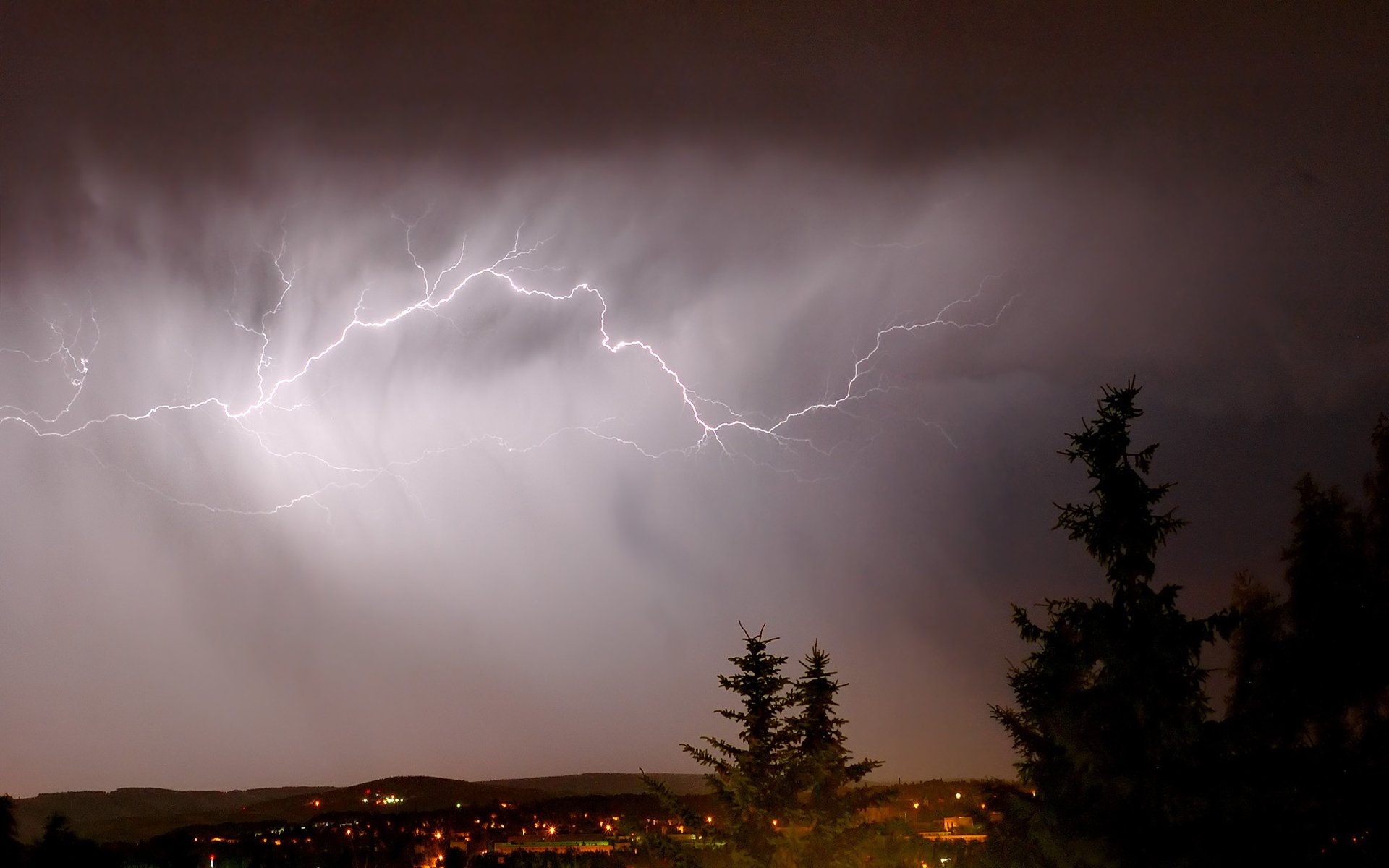 fulmine nuvole nuvole città notte