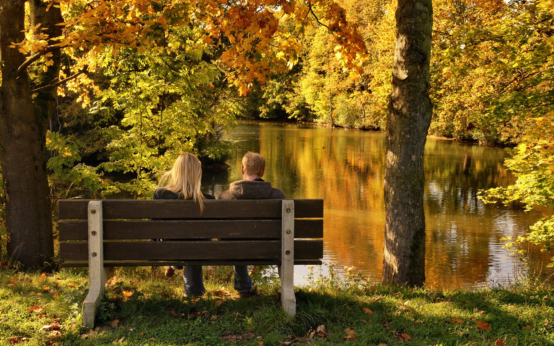 parco umore ragazzi ragazze amicizia passeggiata autunno