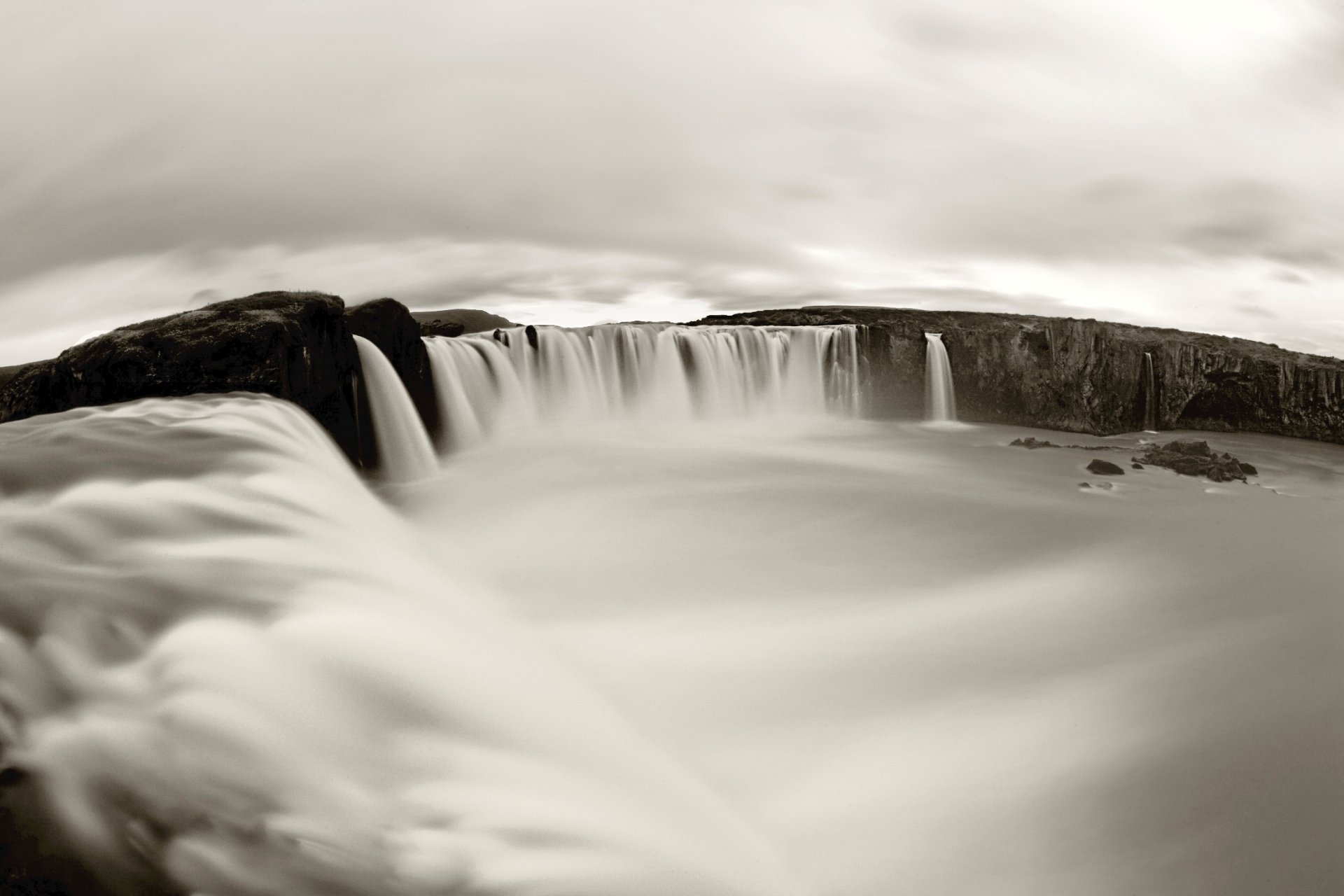 black and white waterfall krasotischa