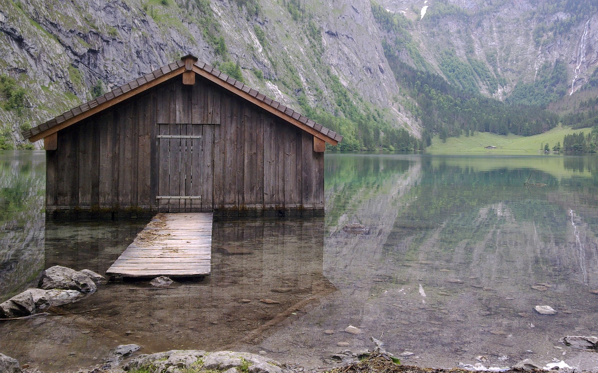 cabane lac réflexion cabane de bateau