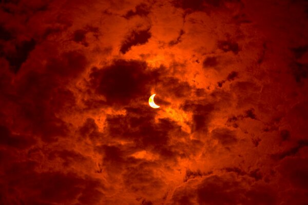 Eclipse solar parcial en nubes rojas