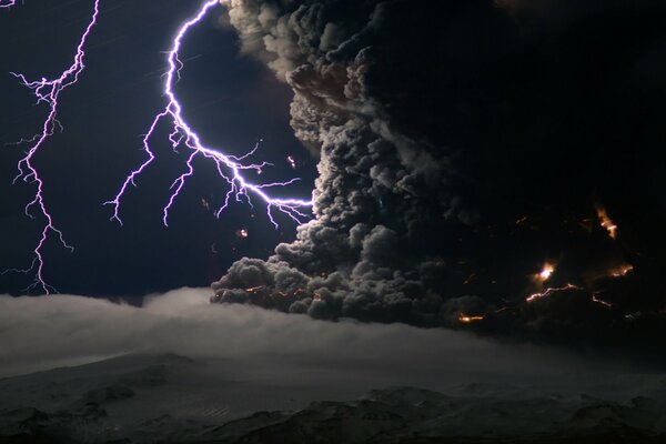 Elemento de la naturaleza de la nube con el rayo