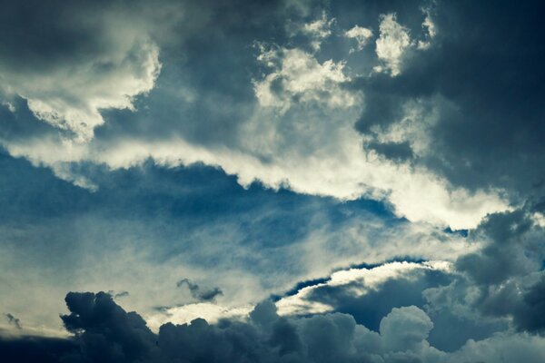 Es ist ein Bild von der Gelassenheit des Himmels in den Wolken dargestellt