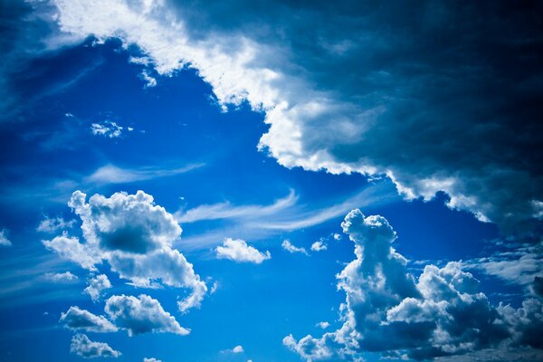 Wolken am hellblauen Himmel