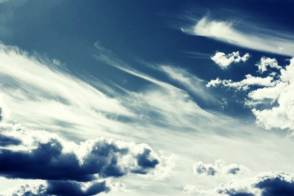 Doux nuages bleus. Ciel bleu