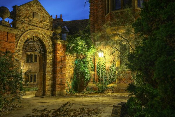 Nuit rue lanterne dans la cour magnifiquement