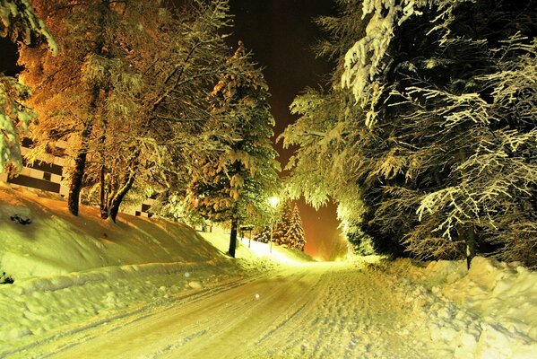 Schnee liegt im Winter auf der Straße