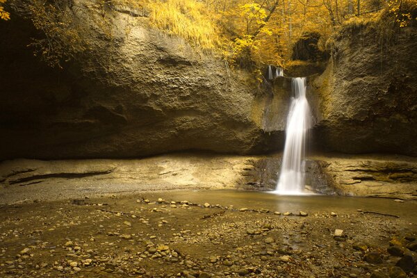 Hermosa cascada en Suiza