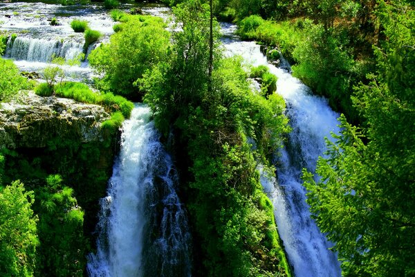 Énorme cascade vert vif