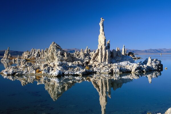 Paisaje de montaña con reflejo en el lago