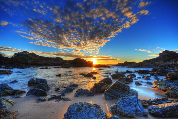 Increíble puesta de sol en la playa de piedra