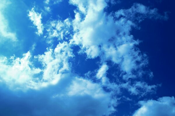 Luz en el cielo azul a través del algodón de las nubes blancas