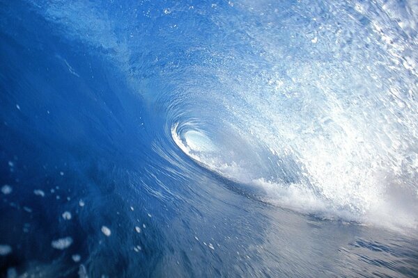 Imagen de una ola oceánica desde dentro