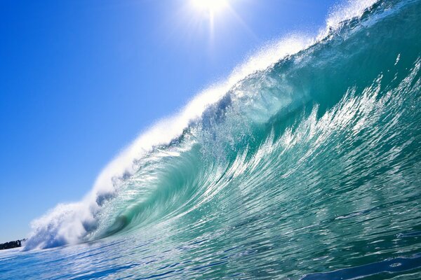 Riesige Welle unter der sengenden Sonne