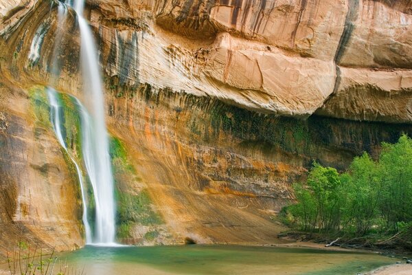 Bella foto della cascata dalla scogliera