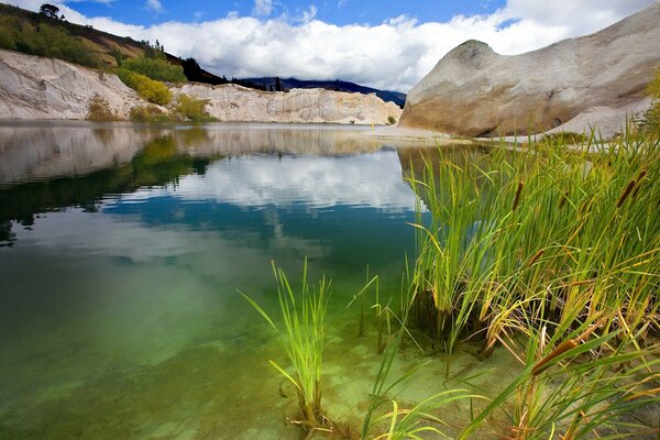 Lago artificial en una antigua mina de granito