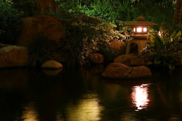 Réflexion de la lumière de la lampe dans l étang