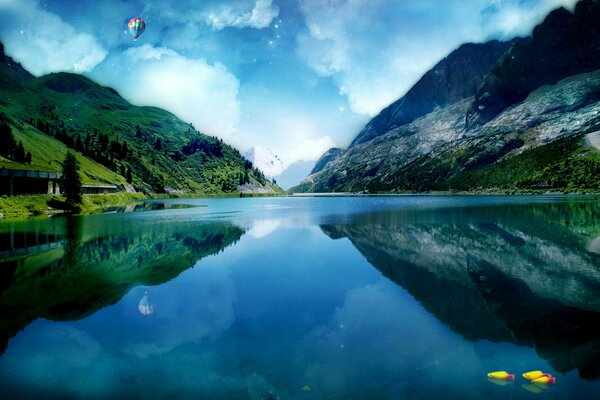Lago di vetro sullo sfondo di montagne e nuvole