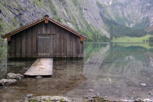 Cabane avec jetée sur le lac de montagne