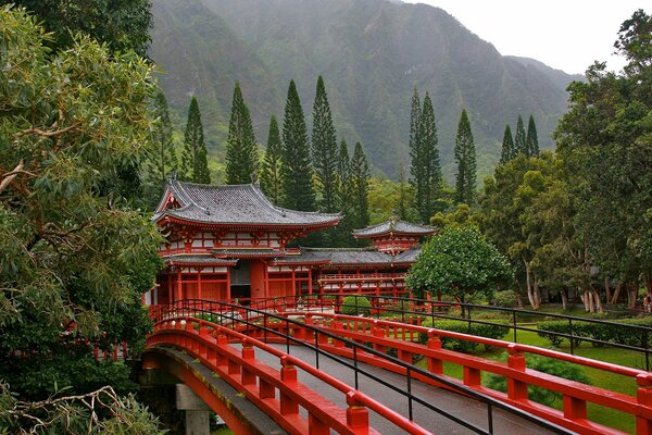 Pont rouge japonais dans les montagnes