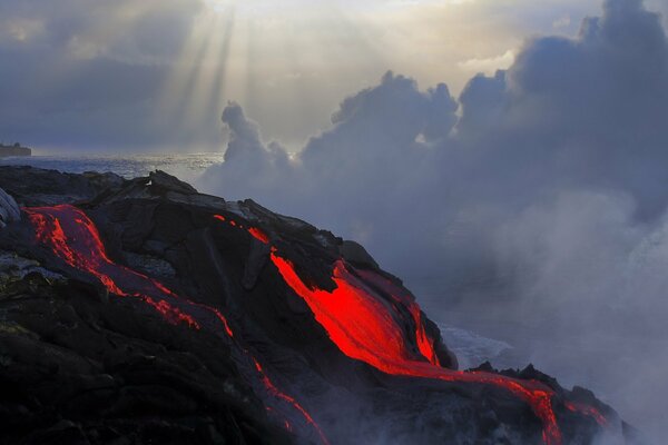 Erupción volcánica. Se extiende lava ardiente